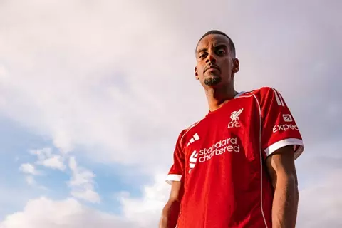 إيزاك يعود بعد 102 يومًا.. الظهور الأول لأغلى لاعب في إنجلترا مع السويد